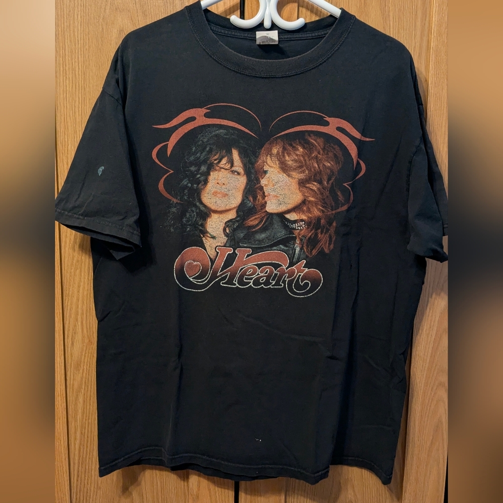 Vintage 2009 Heart Band Graphic T-Shirt